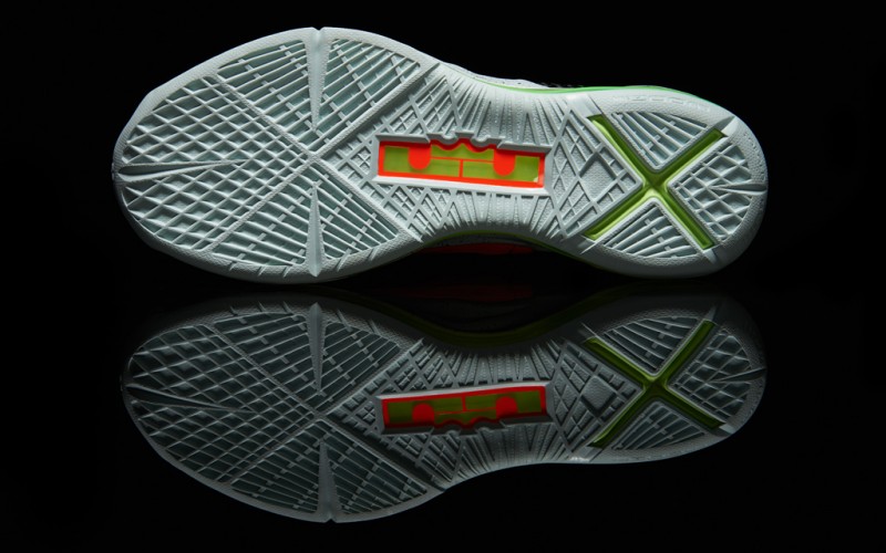 Lebron Total Crimson_3536_TWI