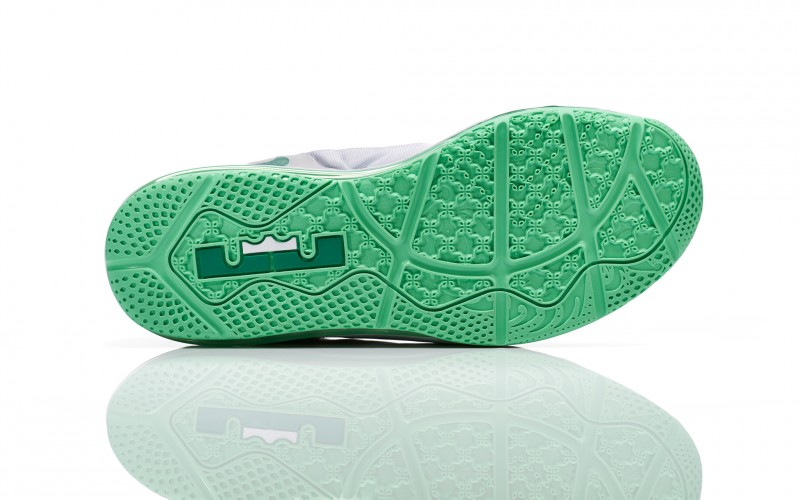 Lebron_11_Low_Easter_100_outsole_0052_FB